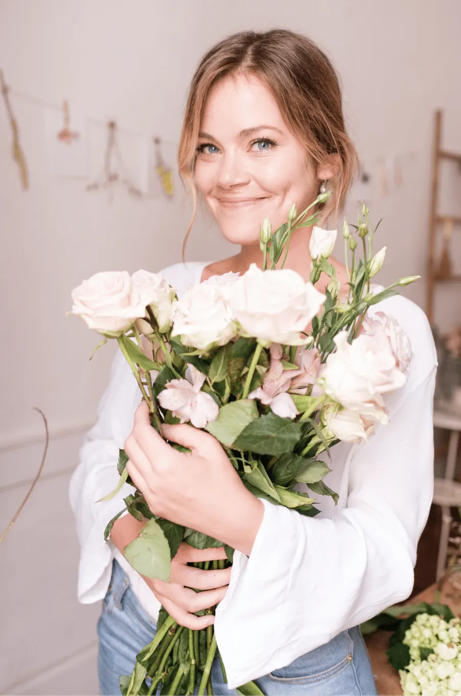 Aída García con un ramo de rosas blancas