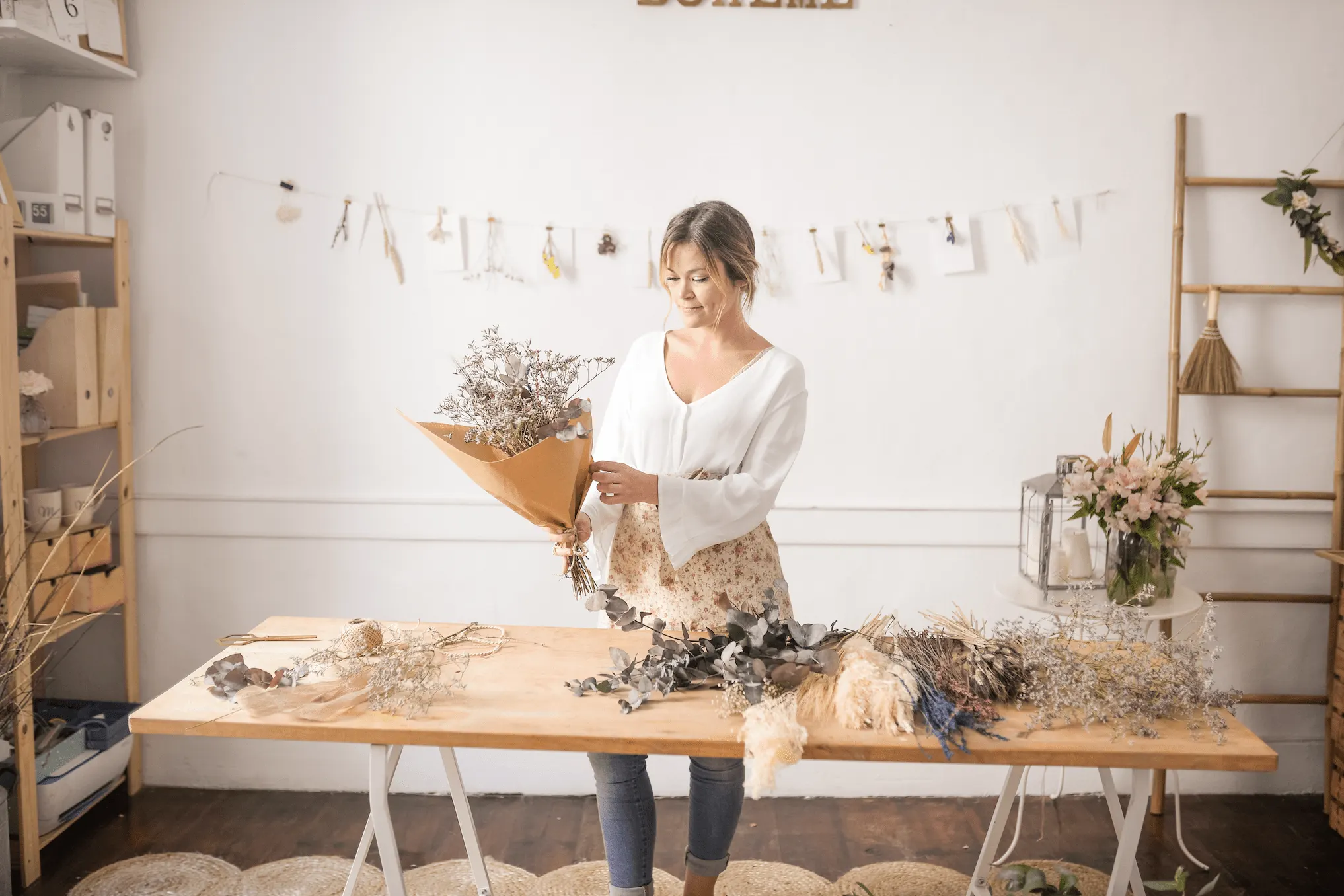 Aída preparando un ramo en el taller